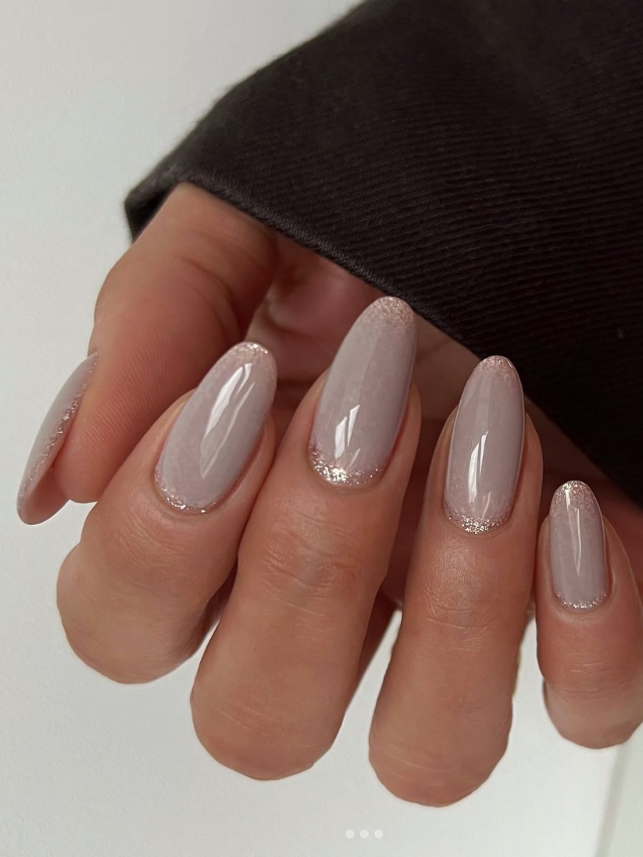 Uñas Taupe, cómo llevar la tendencia de color para otoño 2025