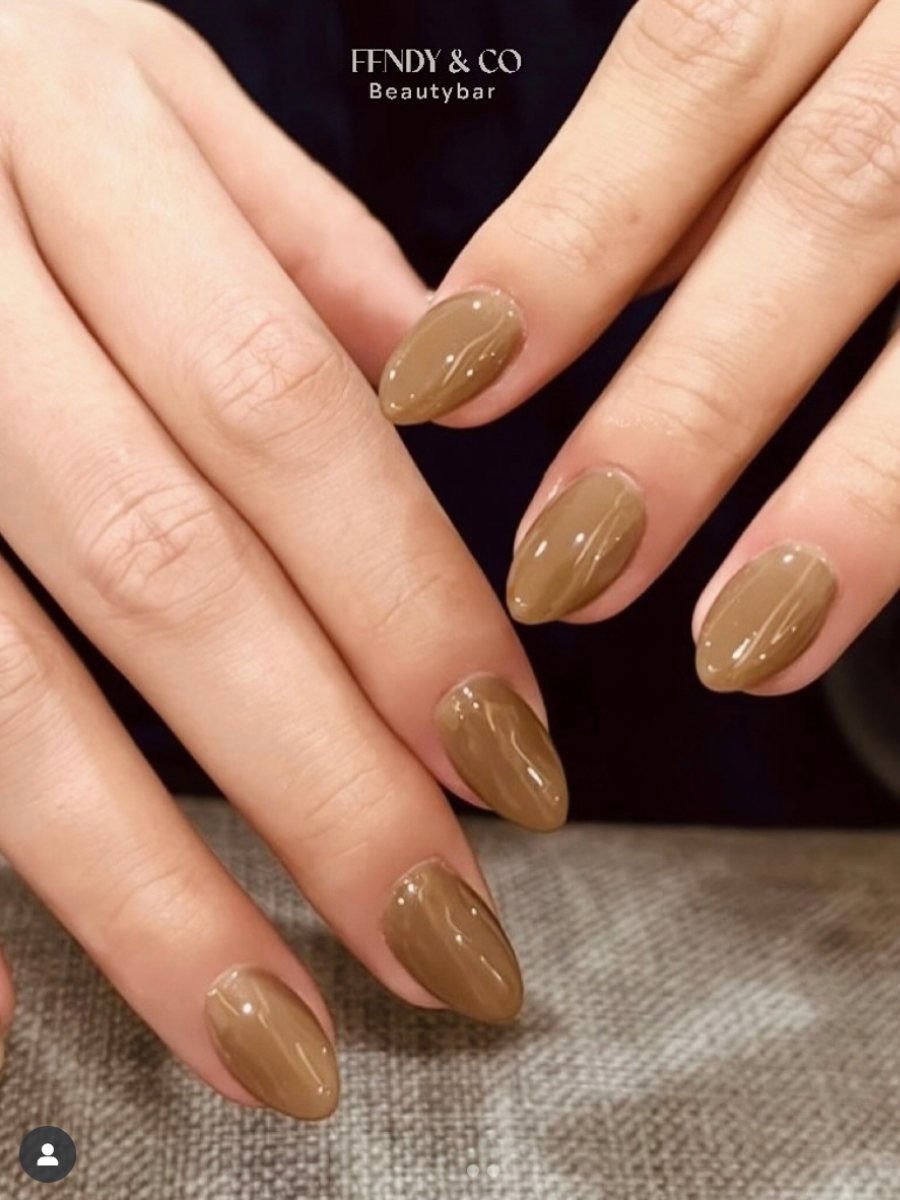 Uñas Taupe, cómo llevar la tendencia de color para otoño 2025