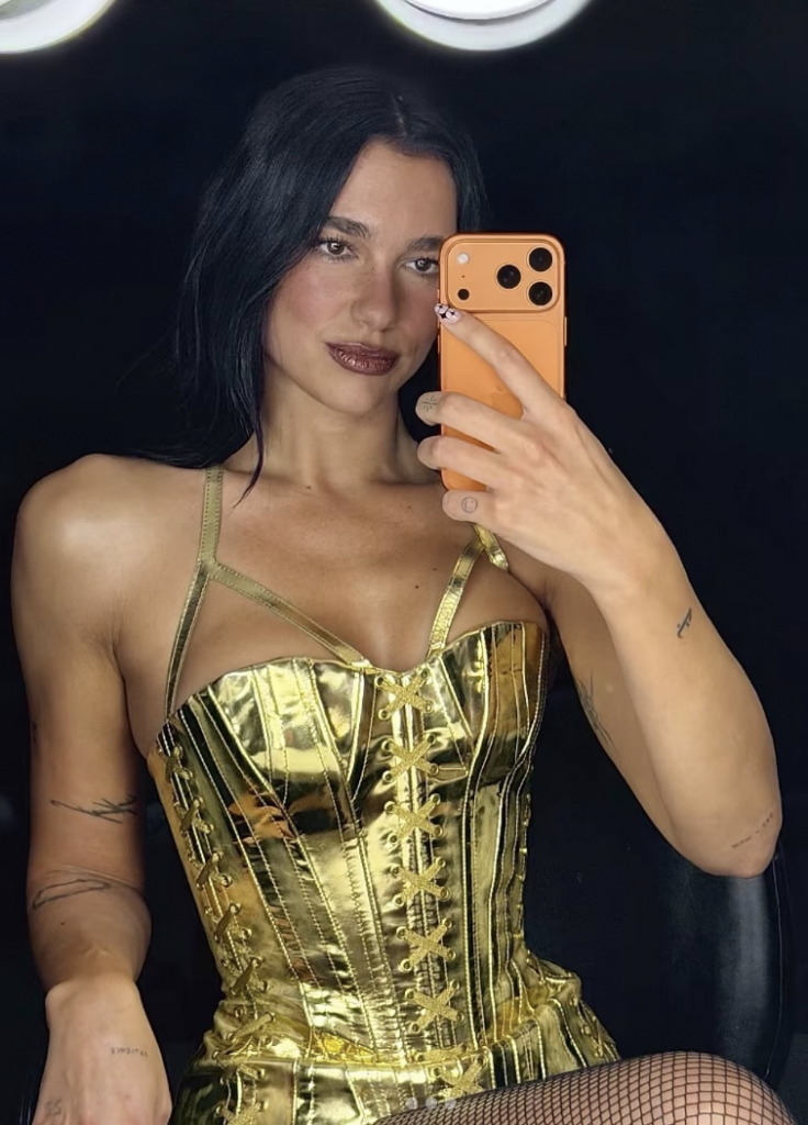 Dua Lipa: La primera en estrenar el iPhone 17