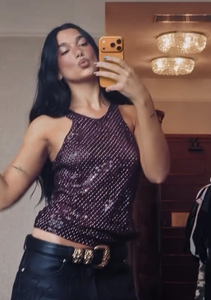 Dua Lipa: La primera en estrenar el iPhone 17