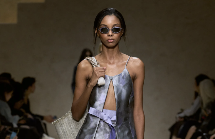 Emporio Armani conquista Milán con siluetas transformadoras
