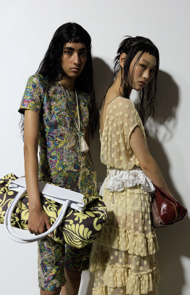 Explosión cromática redefine pasarela de Dries Van Noten en Paris Fashion Week