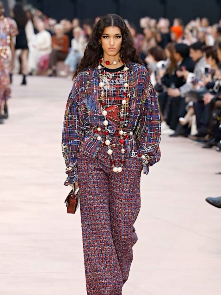 Colores que ya no estarán de moda a partir de septiembre 2025: adiós al dorado total, hola al mocha mousse