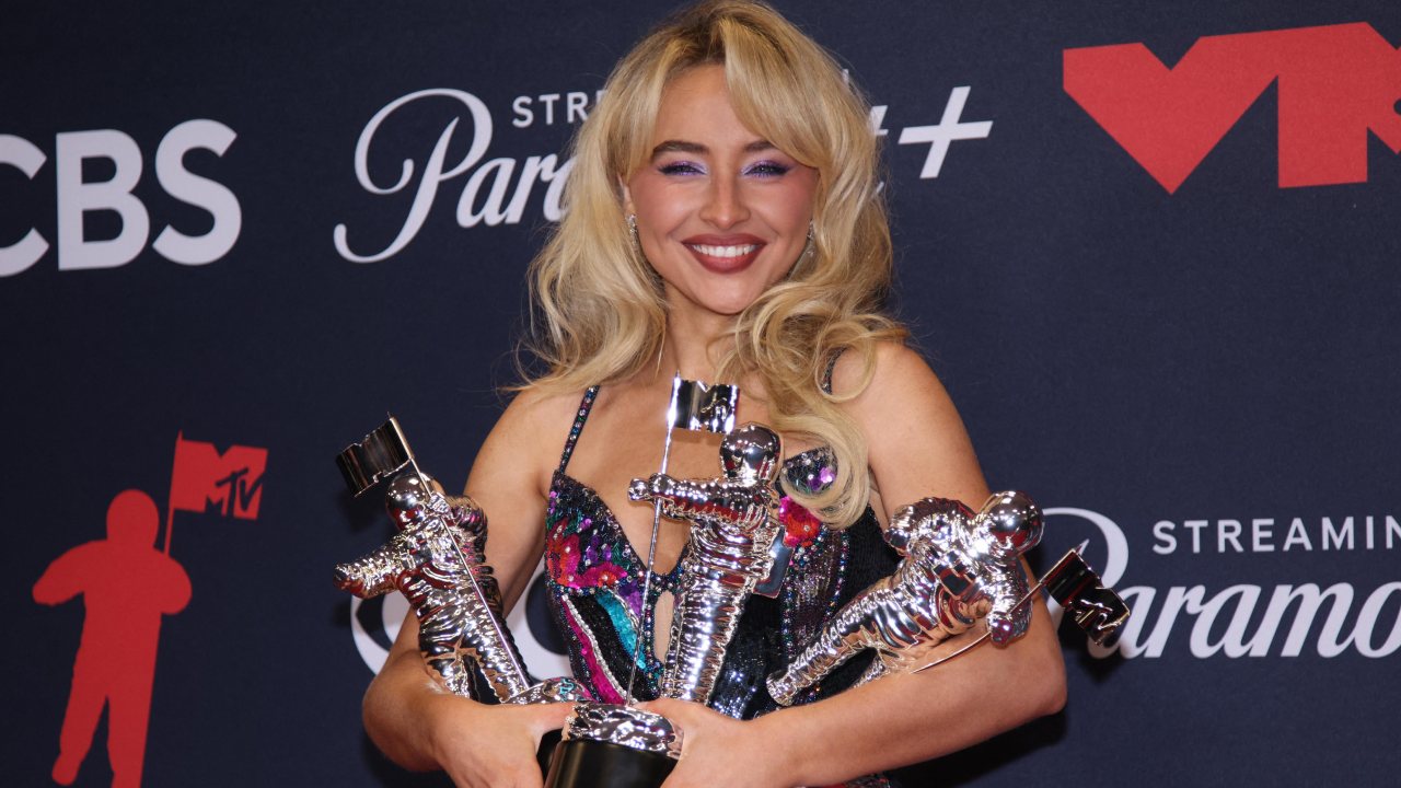 El manicure 'confetti French' que Sabrina Carpenter elevó en los VMA's