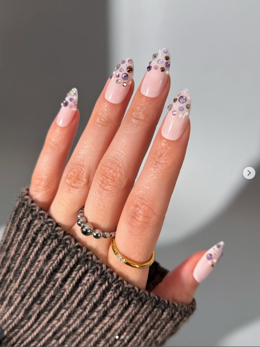 El manicure 'confetti French' que Sabrina Carpenter elevó en los VMA's