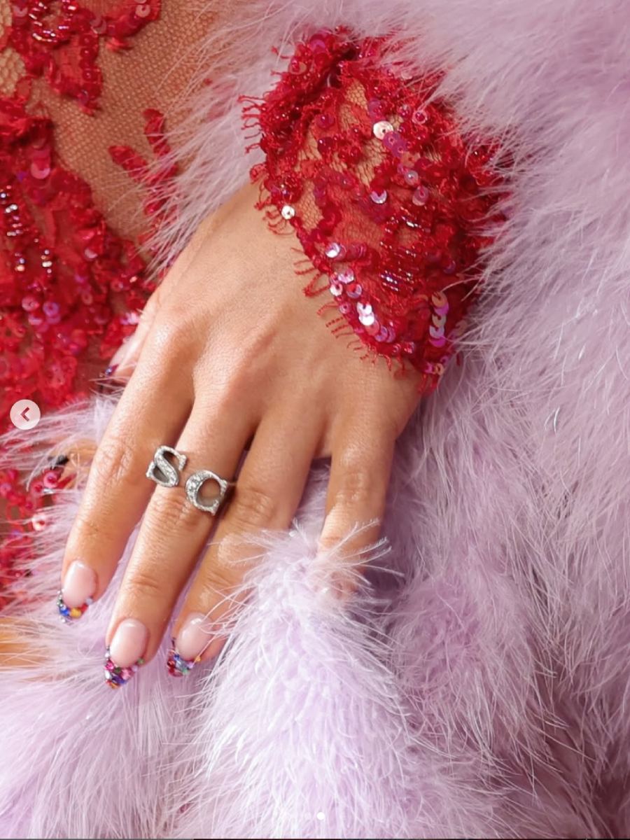 El manicure 'confetti French' que Sabrina Carpenter elevó en los VMA's