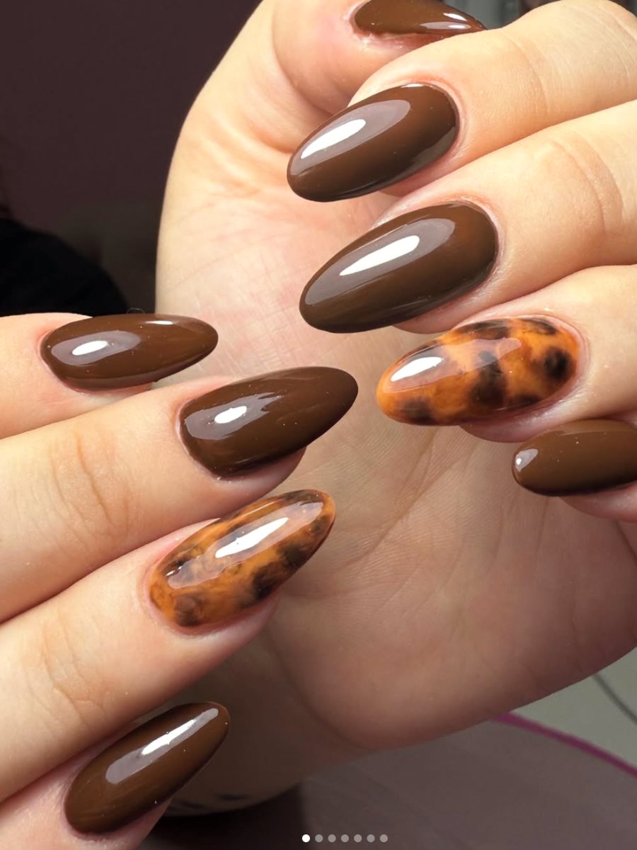 Uñas color café ganache para otoño