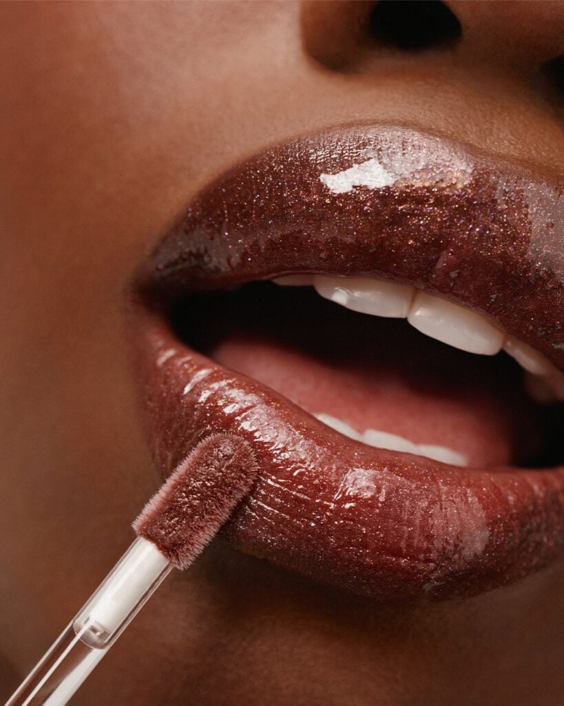 El labial marrón traslúcido conquista el otoño