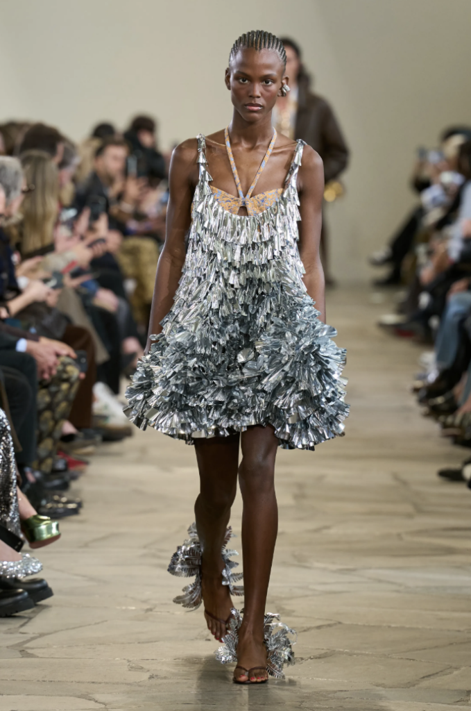 Rabanne SS26 conquista París con frescura costera