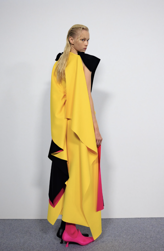 Loewe SS 26 reinventa moda con colores y texturas