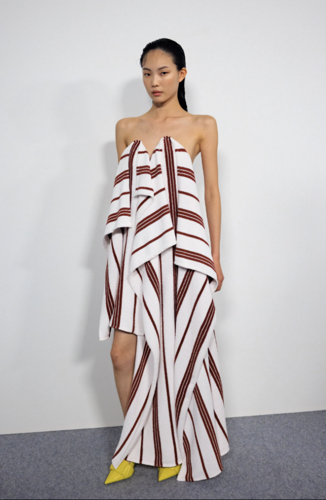 Loewe SS 26 reinventa moda con colores y texturas