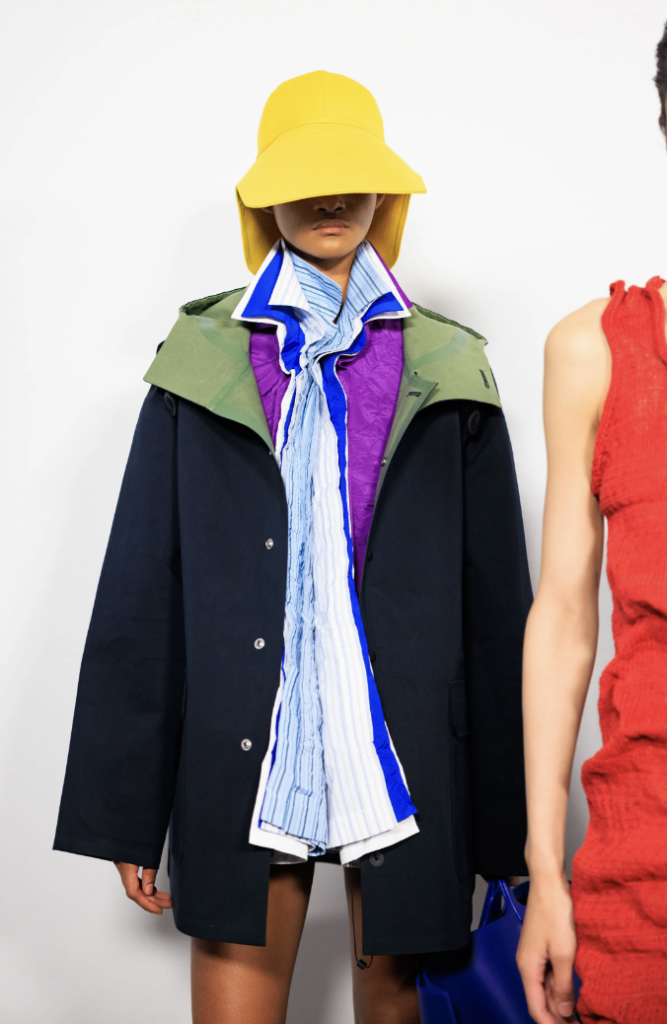 Loewe SS 26 reinventa moda con colores y texturas