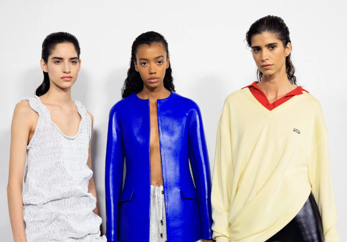 Loewe SS 26 reinventa moda con colores y texturas