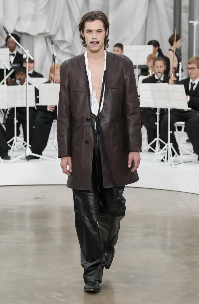 Ecos del Futuro: Margiela Reinventa la Memoria del Tiempo