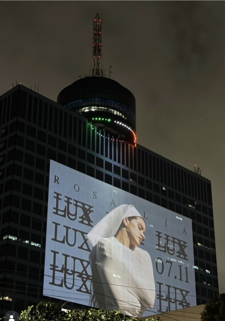 Rosalía enciende México con su nueva era LUX