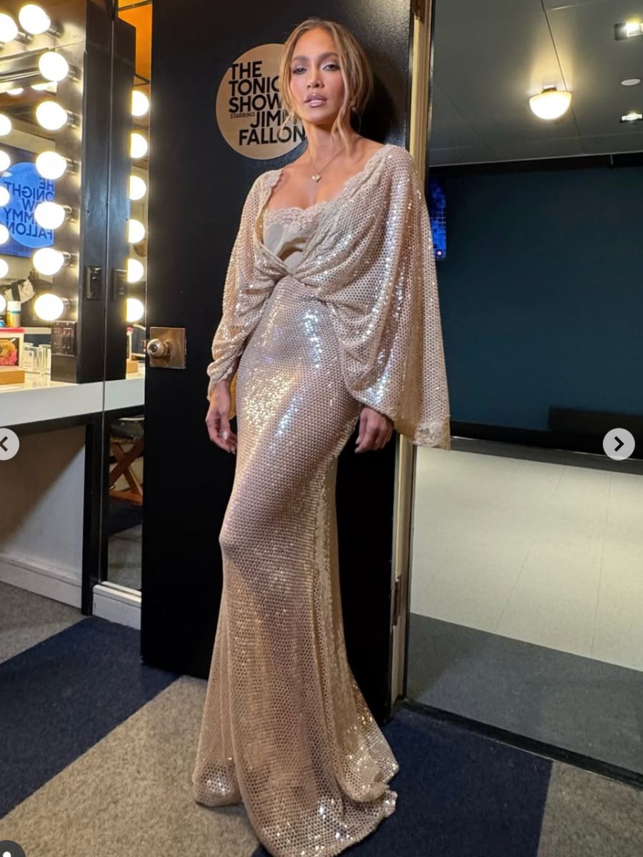 Analizamos los 8 outfits que usó JLo en un mismo día en NY