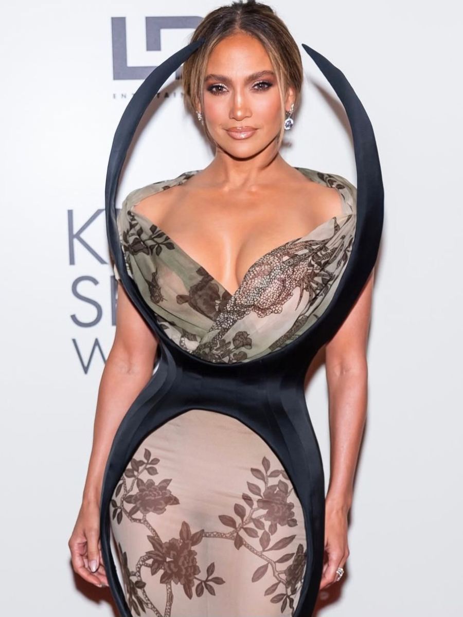 Analizamos los 8 outfits que usó JLo en un mismo día en NY