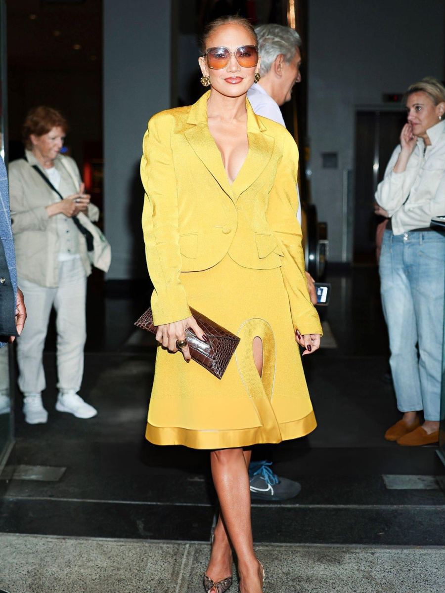 Analizamos los 8 outfits que usó JLo en un mismo día en NY