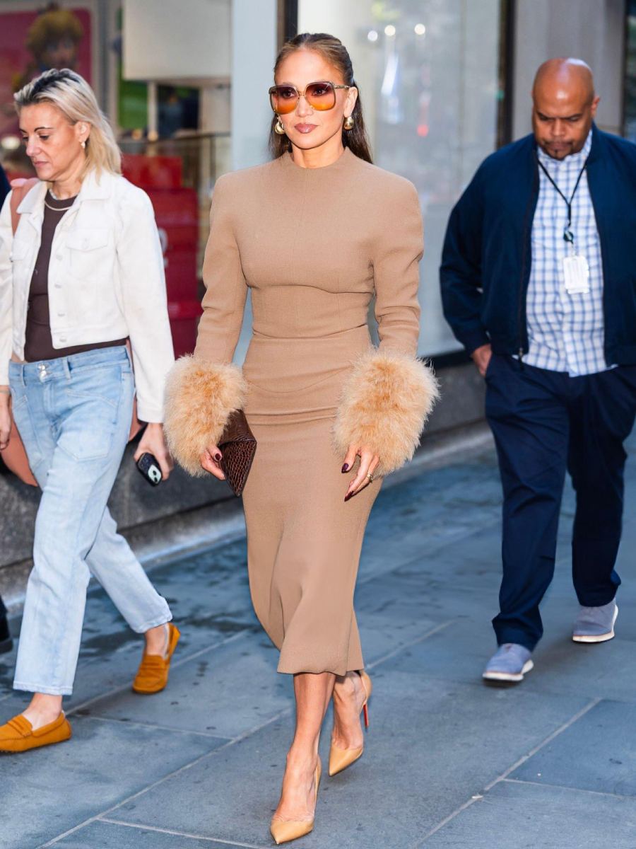 Analizamos los 8 outfits que usó JLo en un mismo día en NY