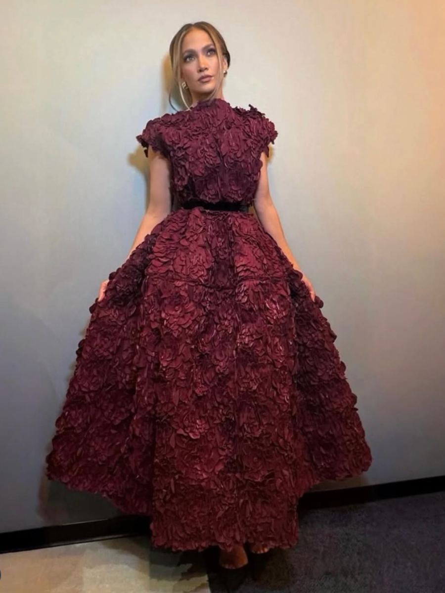 Analizamos los 8 outfits que usó JLo en un mismo día en NY
