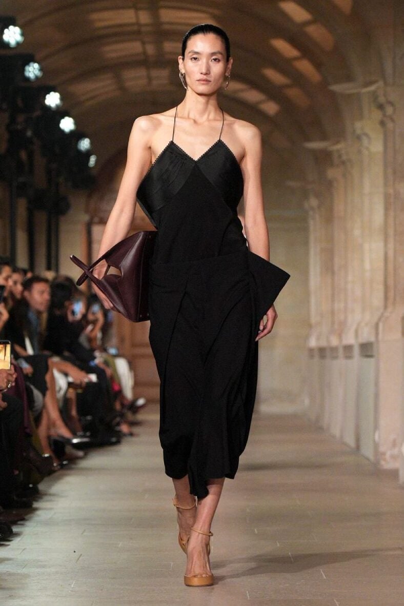Así fue el desfile de Victoria Beckham SS26 en Paris