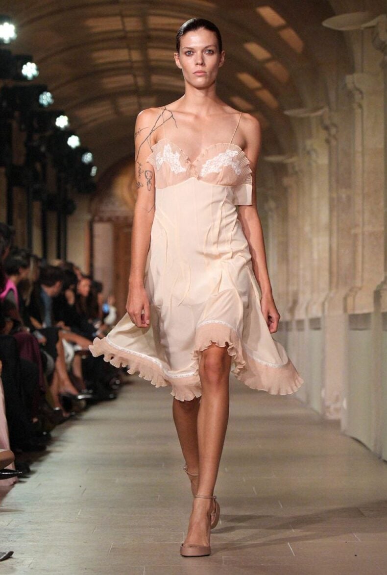 Así fue el desfile de Victoria Beckham SS26 en Paris