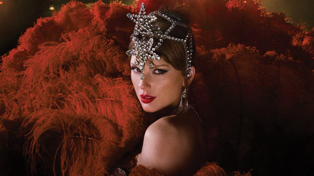 Cómo conseguir el maquillaje al estilo 'The Life of a Showgirl' de Taylor Swift