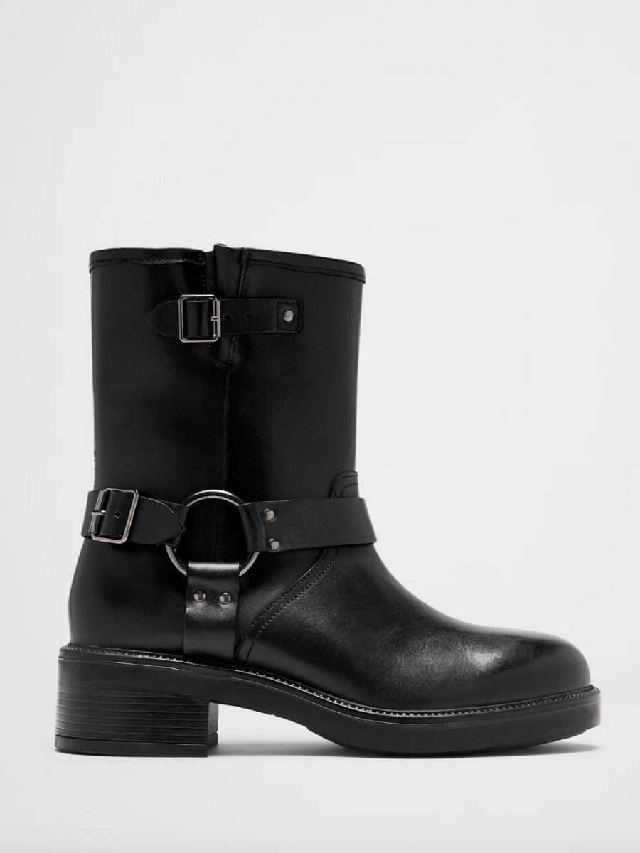 Del escenario al street style: las botas de motociclista se convierten en el nuevo básico celebrity