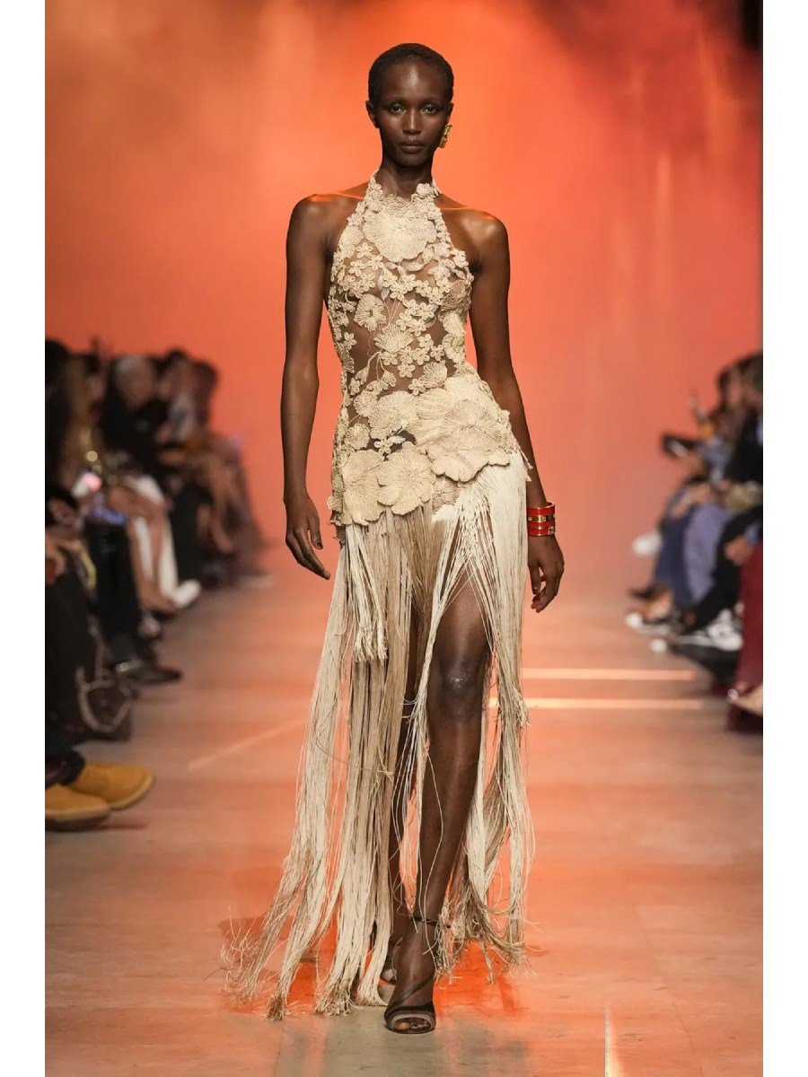Elie Saab SS26 apuesta por polka dots, lentejuelas y animal print