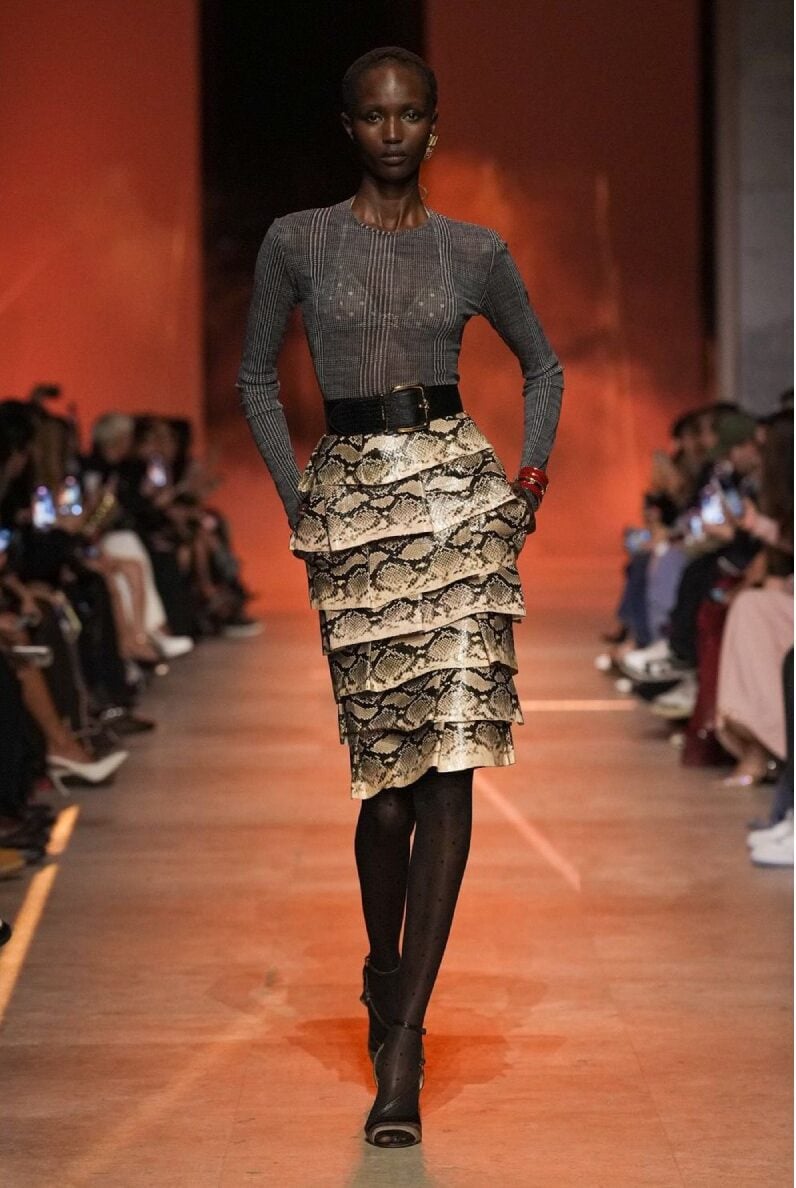 Elie Saab SS26 apuesta por polka dots, lentejuelas y animal print
