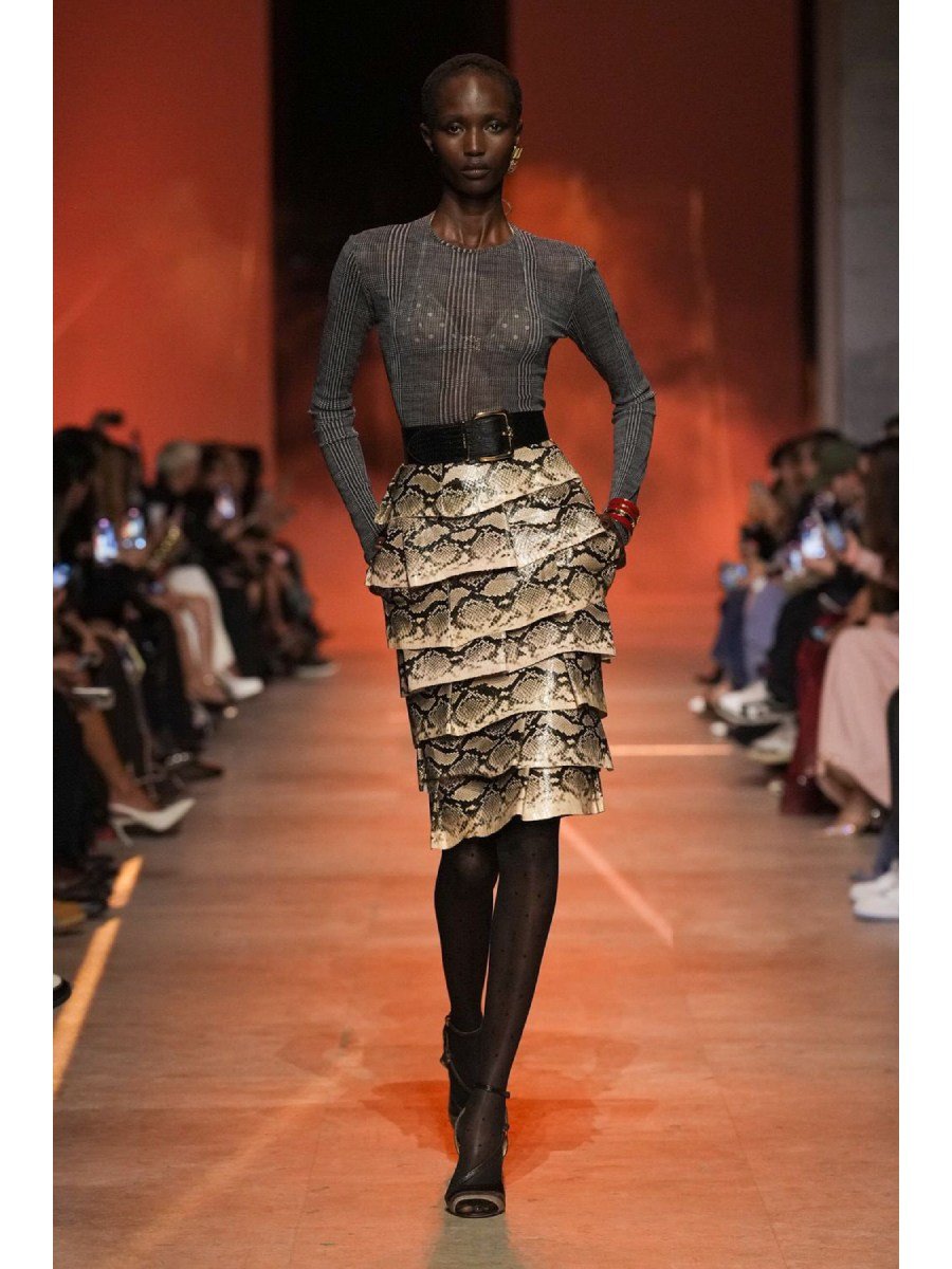 Elie Saab SS26 apuesta por polka dots, lentejuelas y animal print