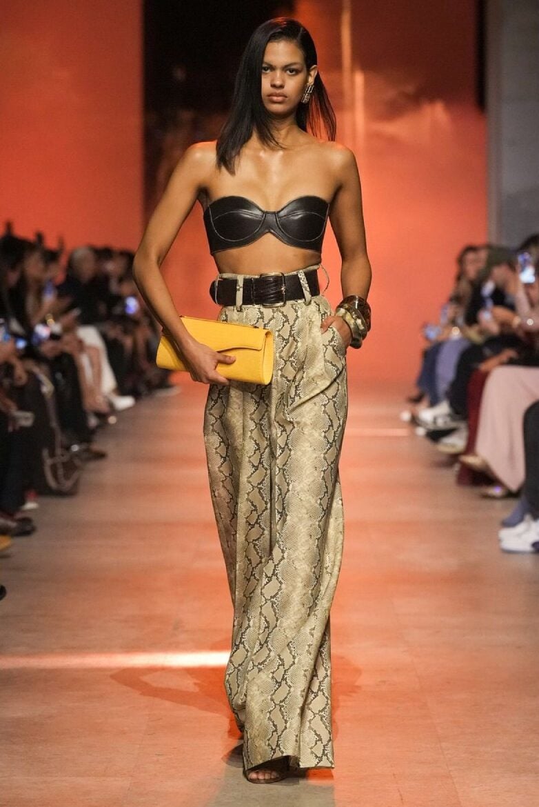 Elie Saab SS26 apuesta por polka dots, lentejuelas y animal print