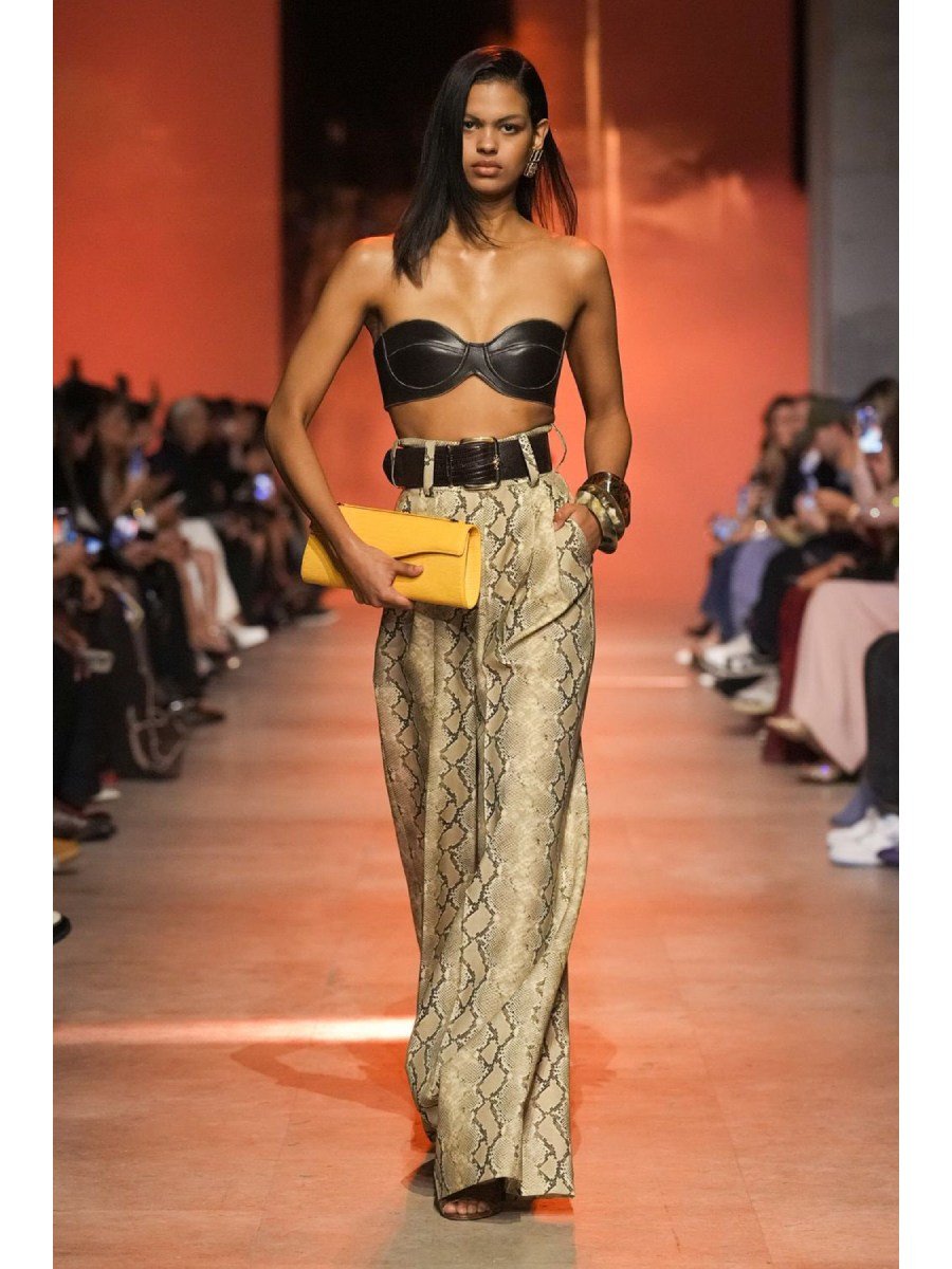 Elie Saab SS26 apuesta por polka dots, lentejuelas y animal print