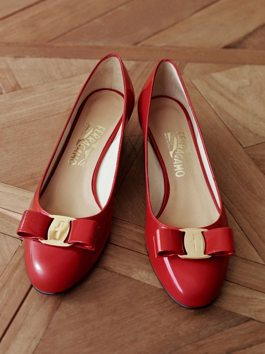 Ferragamo celebra el ícono de la casa, el lazo Vara