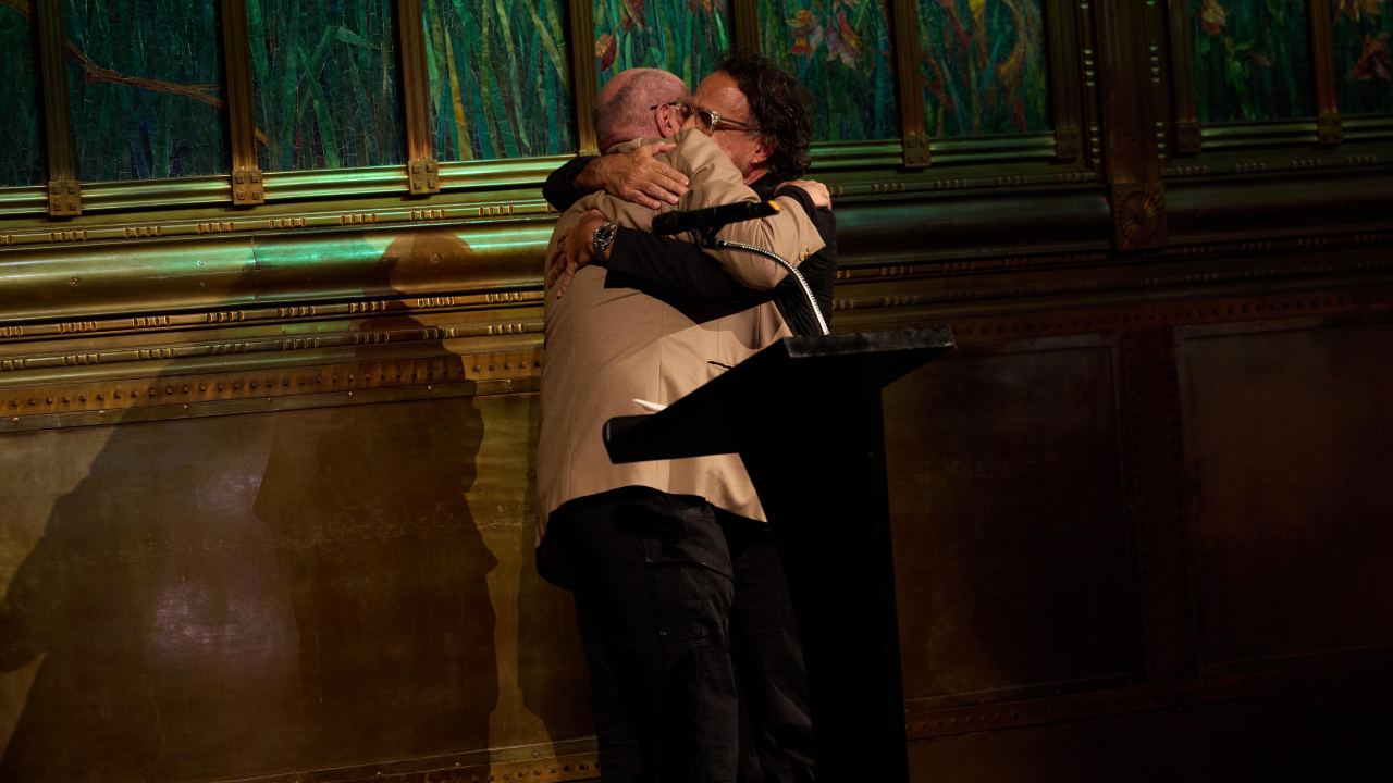 Iñárritu y Arriaga se reconcilian en la celebración de 25 años de Amores Perros