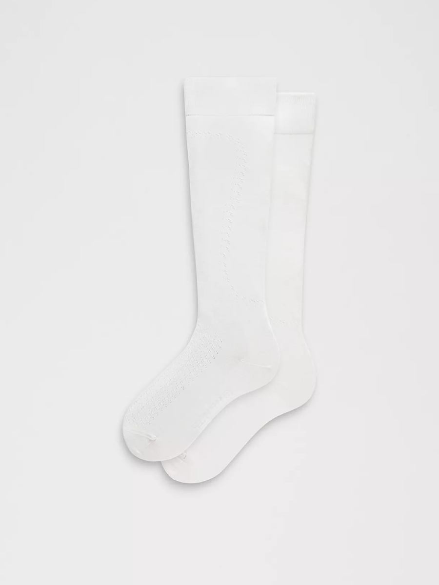 ¿Los mocasines con calcetines altos regresan? Aquí te lo decimos