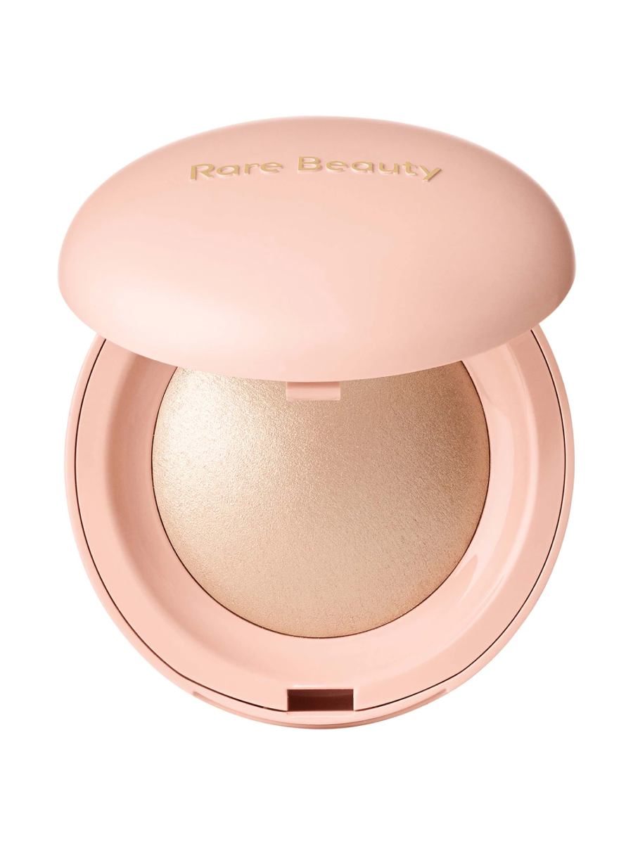 Makeup "glazed latino": piel luminosa con labios oscuros, la mezcla que cambia las reglas del glam