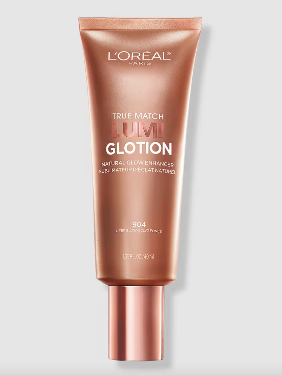 Makeup "glazed latino": piel luminosa con labios oscuros, la mezcla que cambia las reglas del glam