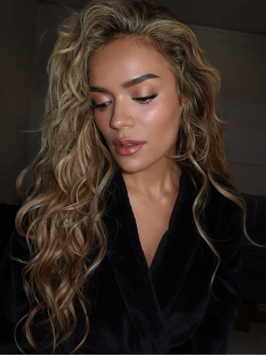 Makeup "glazed latino": piel luminosa con labios oscuros, la mezcla que cambia las reglas del glam