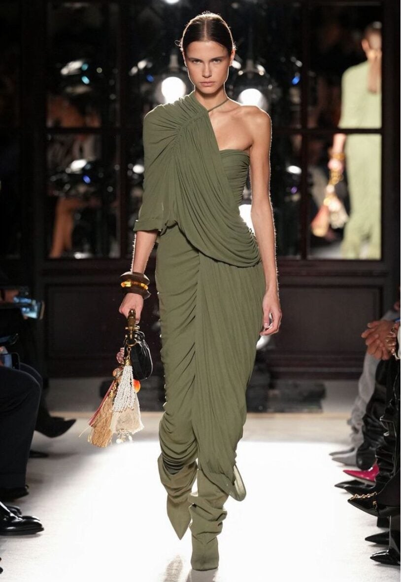 Top 5 looks de Balmain de la pasarela y los invitados al desfile en Paris Fashion Week