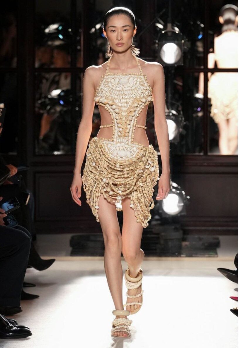 Top 5 looks de Balmain de la pasarela y los invitados al desfile en Paris Fashion Week