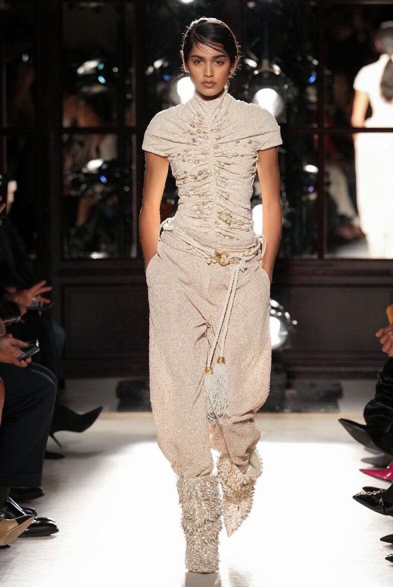 Top 5 looks de Balmain de la pasarela y los invitados al desfile en Paris Fashion Week