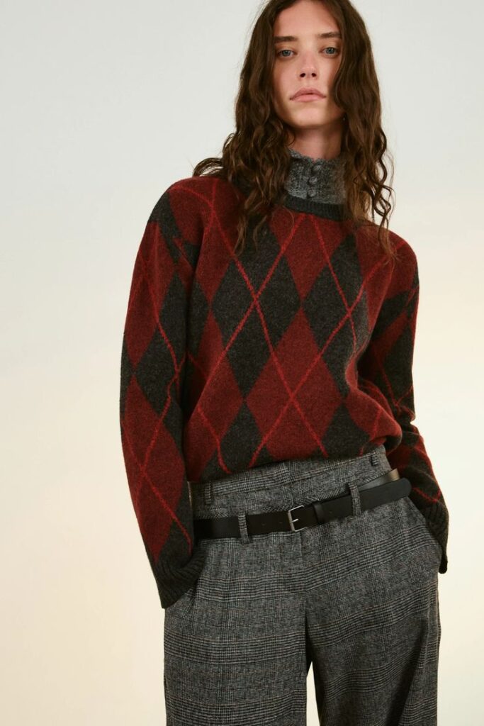 El suéter de rombos conquista el invierno 2025