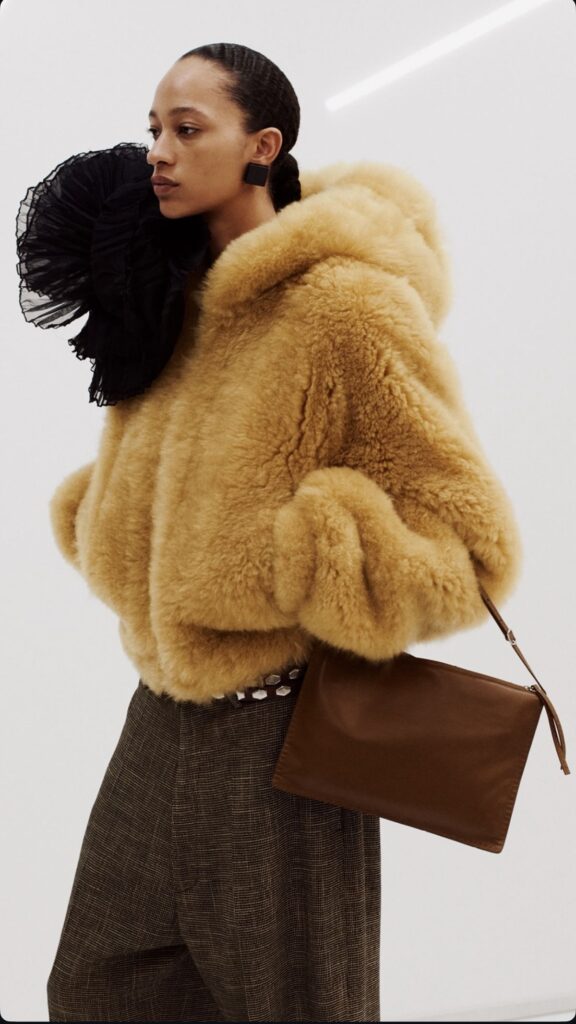 Los abrigos efecto pelo conquistan el invierno urbano