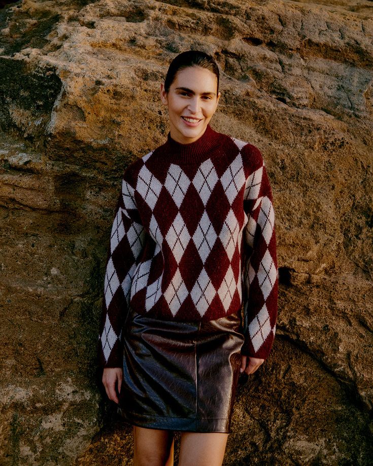 El suéter de rombos conquista el invierno 2025