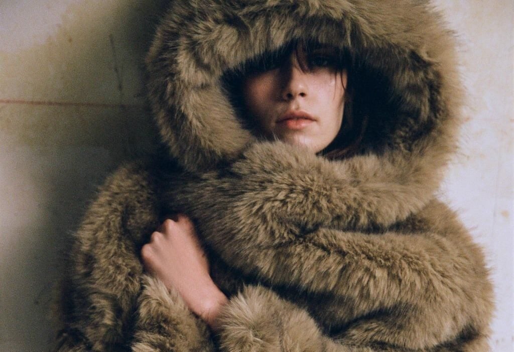 Los abrigos efecto pelo conquistan el invierno urbano