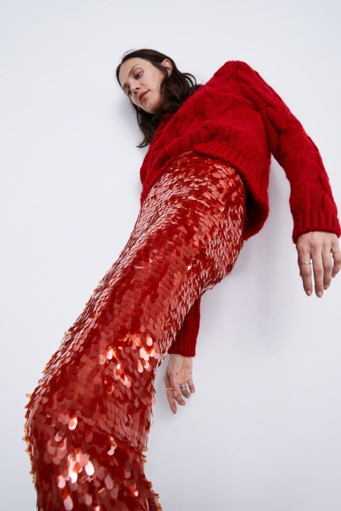 Faldas de lentejuelas dominan el invierno 2025