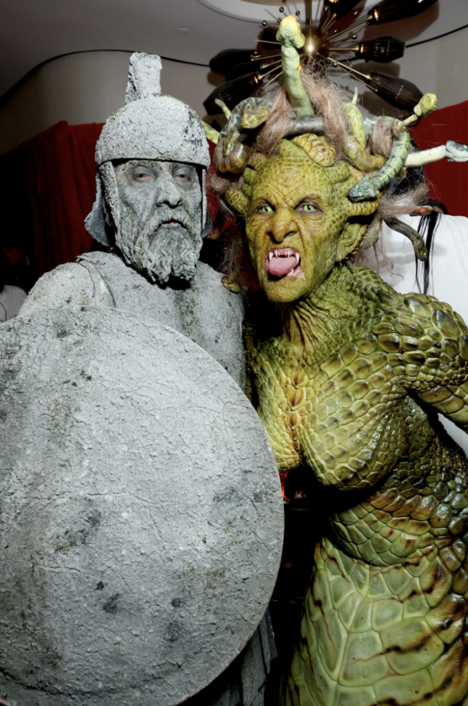 HEIDI KLUM: MEDUSA EN CLAVE HAUTE COUTURE

La reina indiscutible de Halloween apareció con una espectacular recreación de Medusa. Su cabello lleno de serpientes articuladas y su vestido metálico esculpido fueron pura fantasía griega moderna.