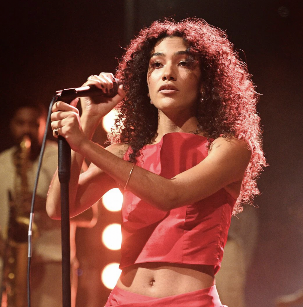 Olivia Dean deslumbra en Saturday Night Live