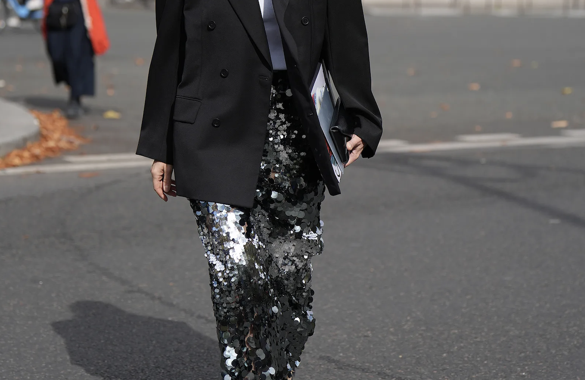 Faldas de lentejuelas dominan el invierno 2025